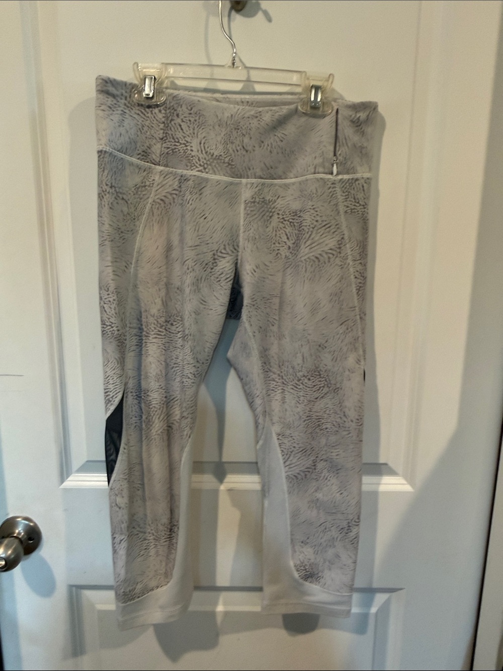 CALIA by Carrie Underwood Light Gray Printed Capri Leggings
